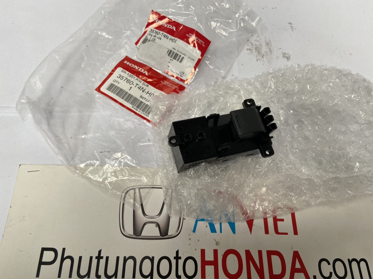 Công tắc lên xuống kính cửa xe Honda HRV